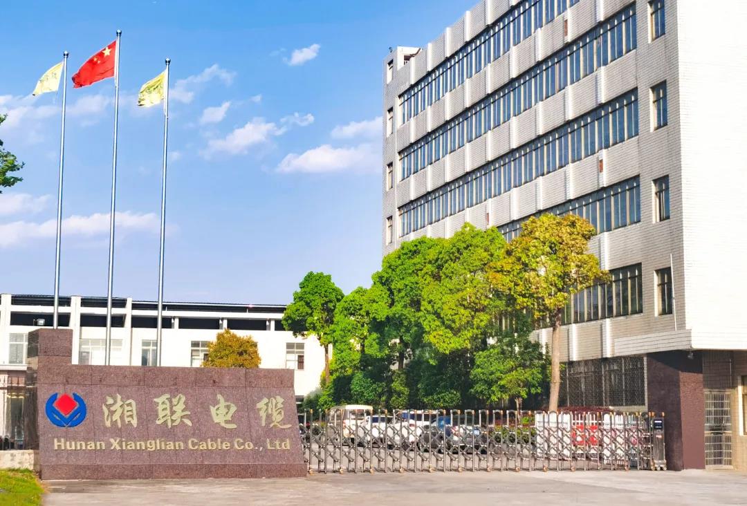 今日小雪，用一組湘聯(lián)小伙伴拍攝的美照來迎接廠區(qū)的冬天！